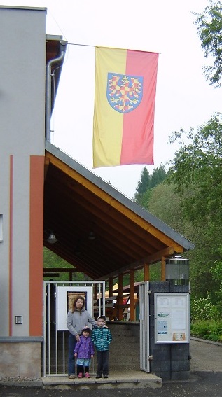 Moravská vlajka svislá 140x350 cm, tunýlek, materiál TREVÍRA