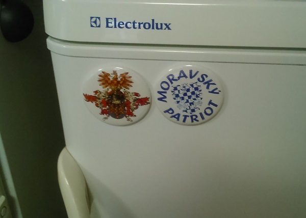 Placka magnet úplným znak Moravy na bílém pozadí, 56 mm