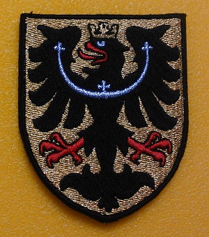 CELOPLOŠNÝ vyšívaný slezský znak 6x8 cm, kovové nitě zlaté a stříbrné barvy