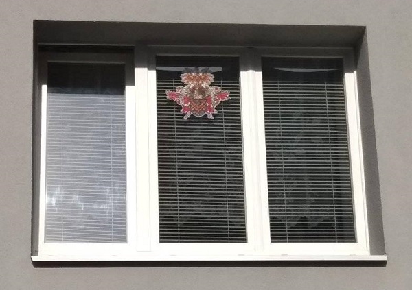 Děrovaná samolepka na okno úplný moravský znak