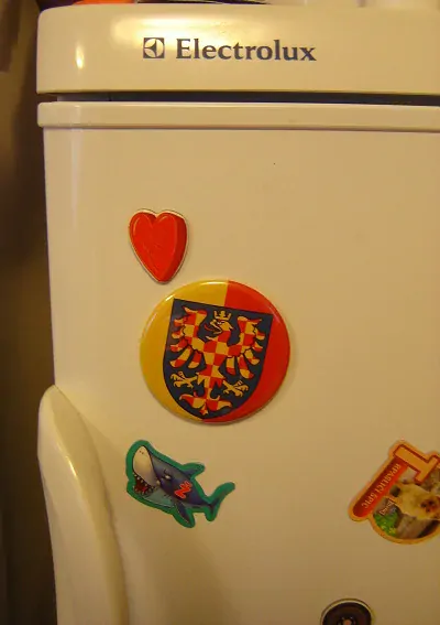 Placka magnet, moravská svislá vlajka, 56 mm bikolora