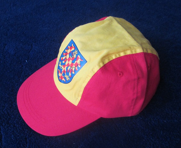 Kšiltovka s moravským znakem, žluto-červená