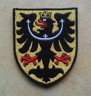 CELOPLOŠNÝ vyšívaný slezský znak 6x8 cm, kovové nitě zlaté a stříbrné barvy