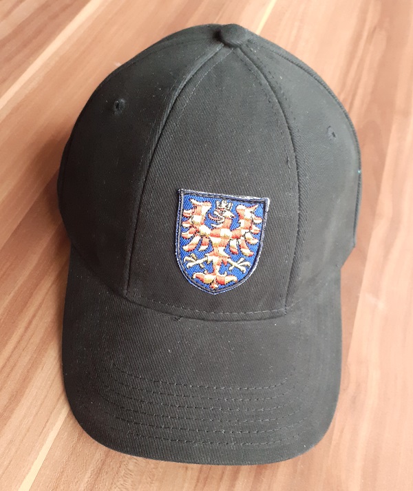 Kšiltovka s vyšívaným znakem černá