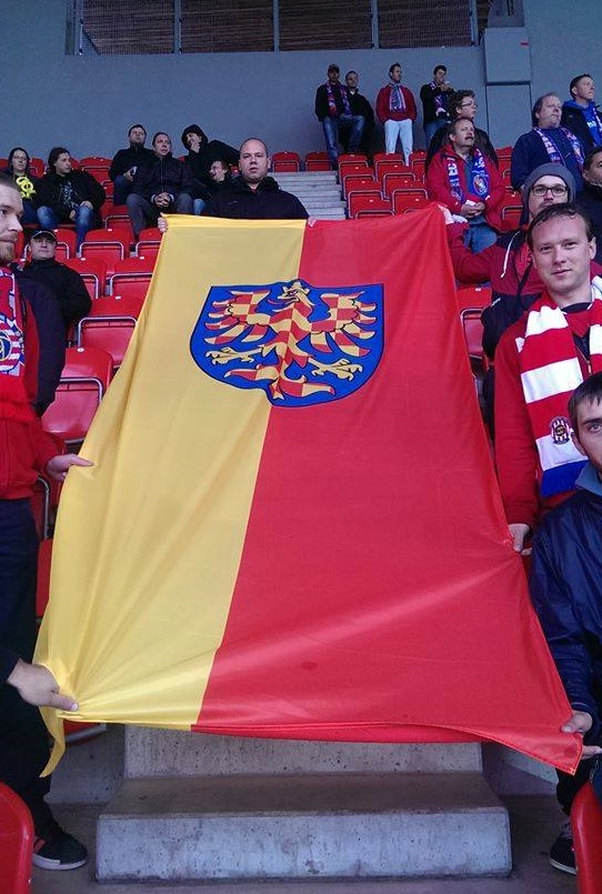 Moravská vlajka svislá 150x300 cm, tunýlek