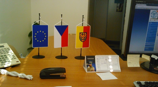 Stolní vlaječka Moravy 11 x 16 cm