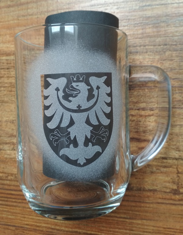 Sklenice s uchem krýgl 0,5 se slezským znakem