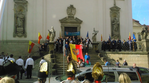 Moravská vlajka svislá 150x300 cm, tunýlek