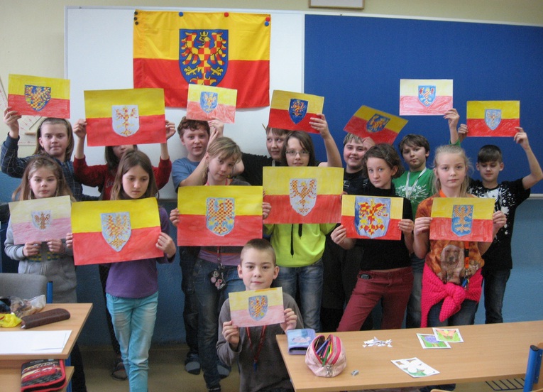 Moravská vlajka 150x100 cm, tunýlek