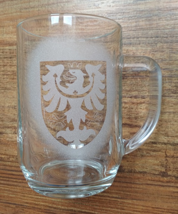 Sklenice s uchem krýgl 0,5 se slezským znakem