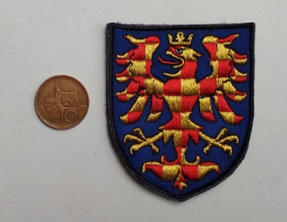 Vyšívaný moravský znak 6x8 cm, barevný, vyšívaný kovovou nití zlaté barvy