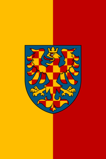 Moravská vlajka svislá 100x150 cm, karabinky a tunýlek